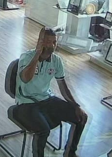 Foto de um homem procurado pela polícia