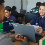 Pronto Atendimento ao Cidadão em Manaus com pessoas sendo atendidas em ambiente moderno e organizado
