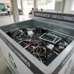 Caixa de coleta de lixo eletrônico com celulares e cabos para reciclagem