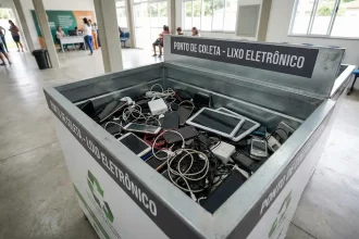 Caixa de coleta de lixo eletrônico com celulares e cabos para reciclagem