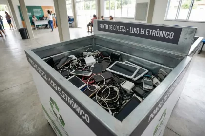 Caixa de coleta de lixo eletrônico com celulares e cabos para reciclagem